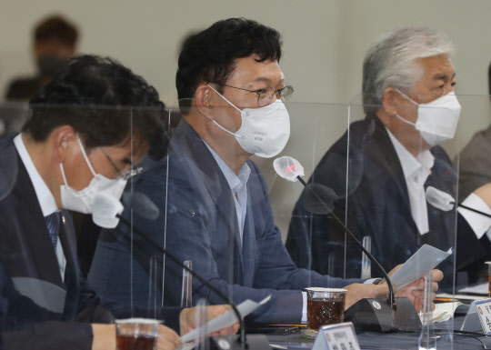 송영길 민주당 대표가 13일 울산시청 대회의실에서 열린 울산 예산정책협의회에서 발언하고 있다. 연합뉴스